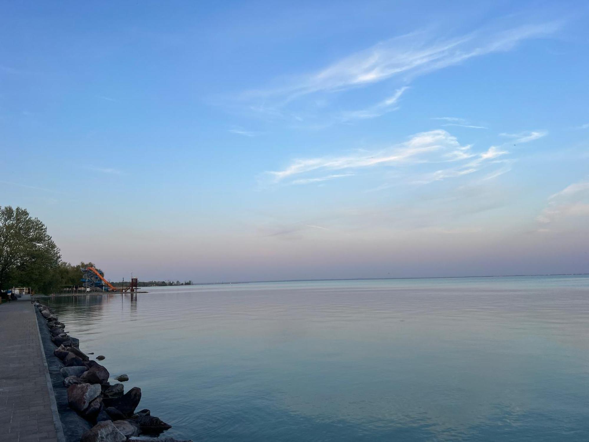 Neon Apartman Csopak Balaton Luaran gambar