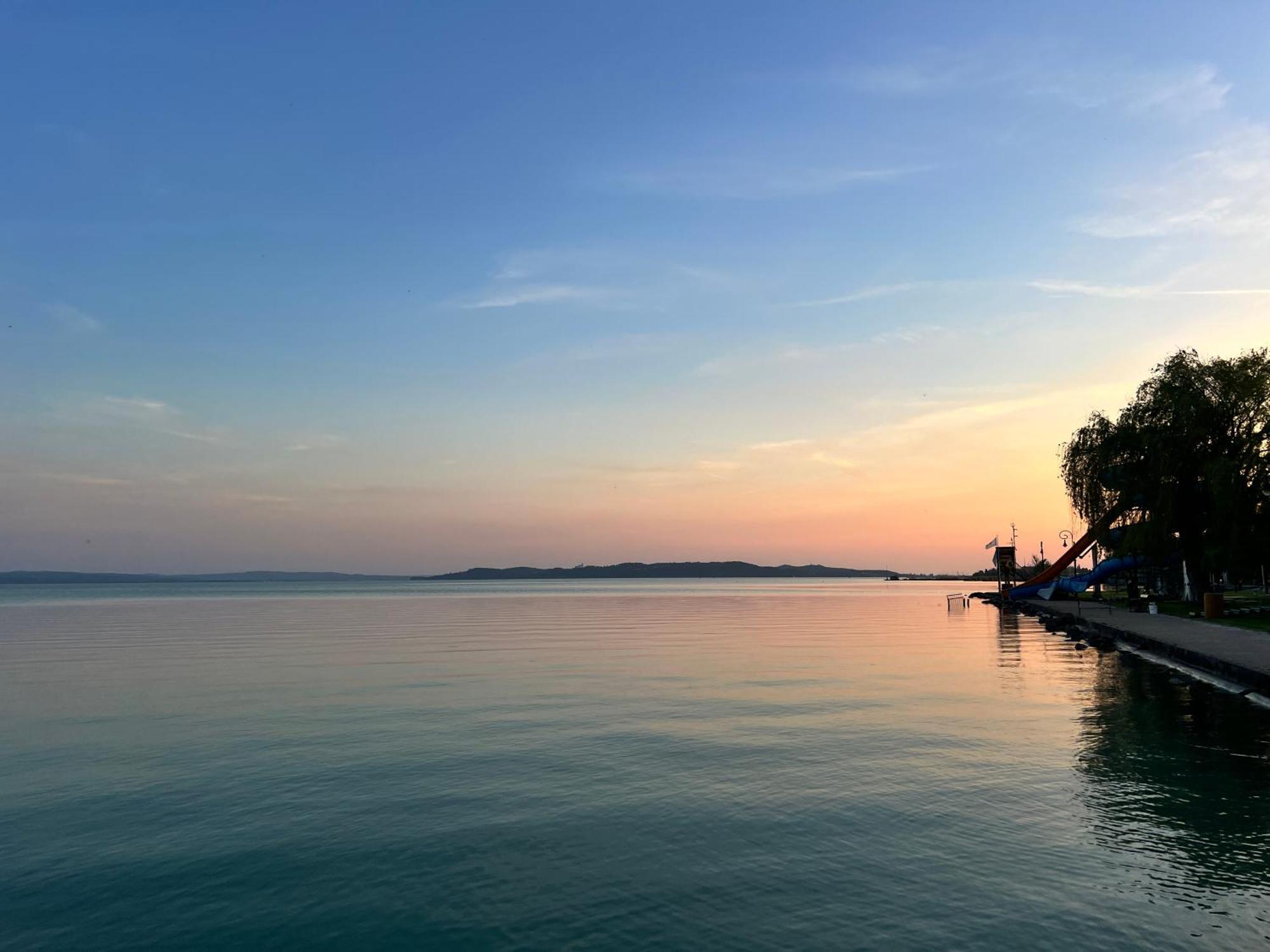Neon Apartman Csopak Balaton Luaran gambar